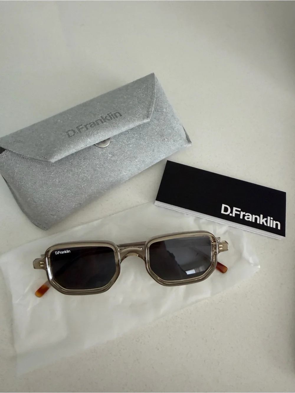 Men’s Rectangular Sunglasses in Transparent Gray